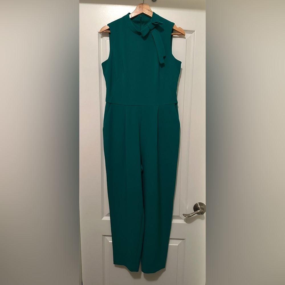 💚 NWT Maggy London Emerald Green Jumpsuit – Size 6 – Neck Bow & Hidden Zipper - Picture 4 of 5